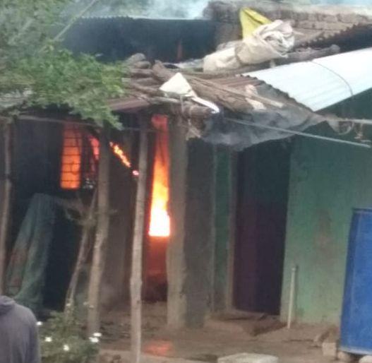 Police set fire to the young man's house after he molested her | पोलीस युवतीचा विनयभंग केल्याने युवकाचे घर पेटवले Police set fire to the young man's house after he molested her | पोलीस युवतीचा विनयभंग केल्याने युवकाचे घर पेटवले