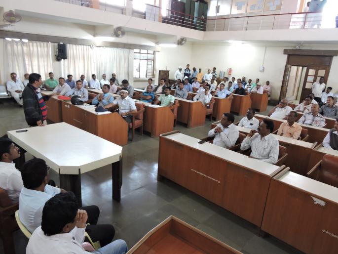 Satara Municipal corporation's workers' agitation, protest against the incident of marriages | सातारा पालिकेच्या कर्मचाऱ्यांचे कामबंद आंदोलन, मारहाणीच्या घटनेचा निषेध Satara Municipal corporation's workers' agitation, protest against the incident of marriages | सातारा पालिकेच्या कर्मचाऱ्यांचे कामबंद आंदोलन, मारहाणीच्या घटनेचा निषेध