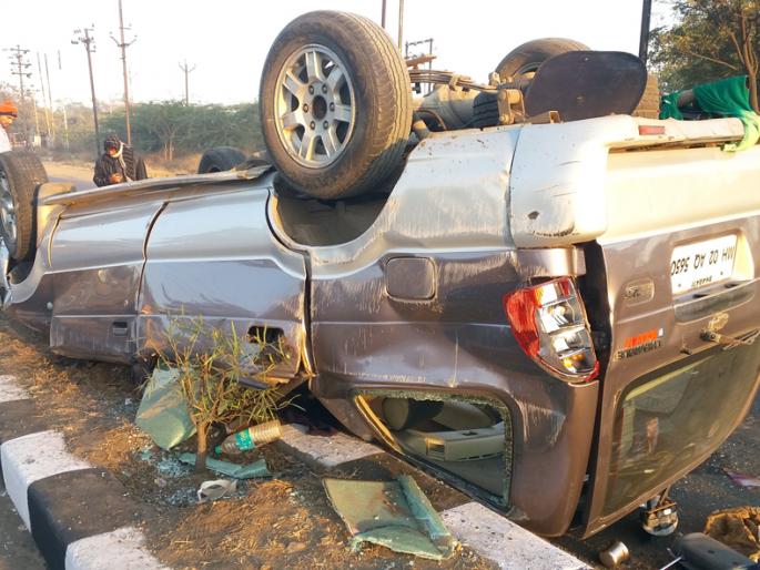 4 injured in car accident | कार दुभाजकाला धडकून चार गंभीर 4 injured in car accident | कार दुभाजकाला धडकून चार गंभीर