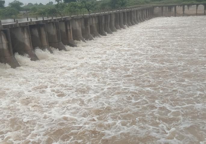 Discharge of water from Kedarkheda Kolhapuri Dam by 5 cusecs | केदारखेडा कोल्हापुरी बंधाऱ्यातून ५५०० क्युसेसने पाण्याचा विसर्ग Discharge of water from Kedarkheda Kolhapuri Dam by 5 cusecs | केदारखेडा कोल्हापुरी बंधाऱ्यातून ५५०० क्युसेसने पाण्याचा विसर्ग