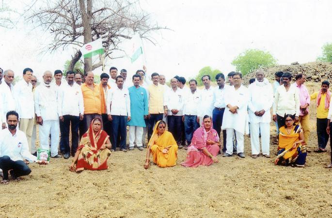 Farmers Gandhigiri by imposing prohibited seeds | बंदी असलेले बियाणे लावून शेतकऱ्यांची गांधीगिरी