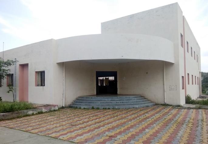 Bhokardan Taluka Miniature Veterinary dispensary depends on retired employee | भोकरदन तालुका लघु पशुचिकित्सालयाचा कारभार सेवानिवृत्त कर्मचाऱ्यावर