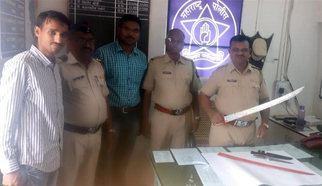 2 arrested with the sword | तलवारीसह फिरणारे दोघे ताब्यात 2 arrested with the sword | तलवारीसह फिरणारे दोघे ताब्यात