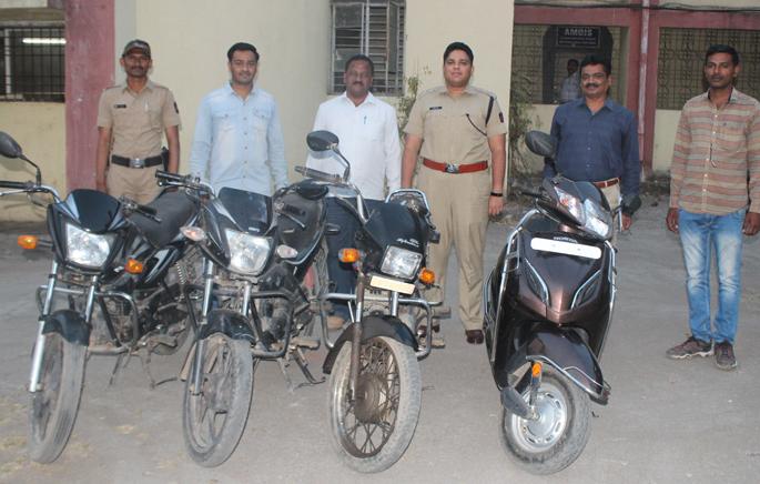 One arrested with four motorcycles stolen | चोरीच्या चार दुचाकींसह एक जण जेरबंद