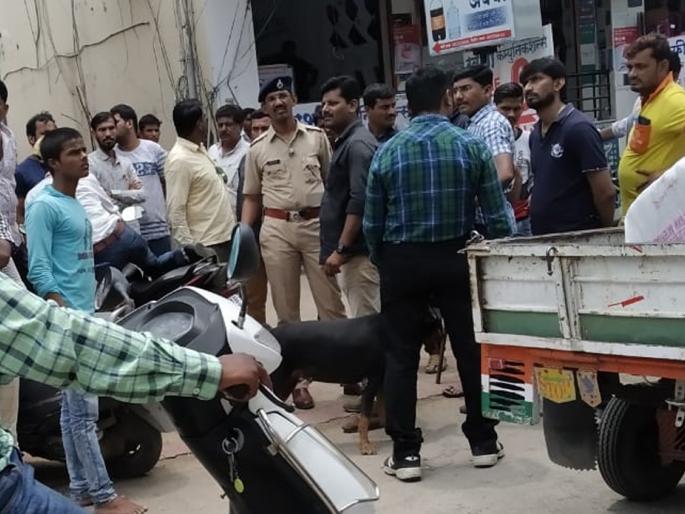 Thieves in three main markets | मुख्य बाजारपेठेतील तीन दुकानांवर चोरट्यांचा डल्ला Thieves in three main markets | मुख्य बाजारपेठेतील तीन दुकानांवर चोरट्यांचा डल्ला