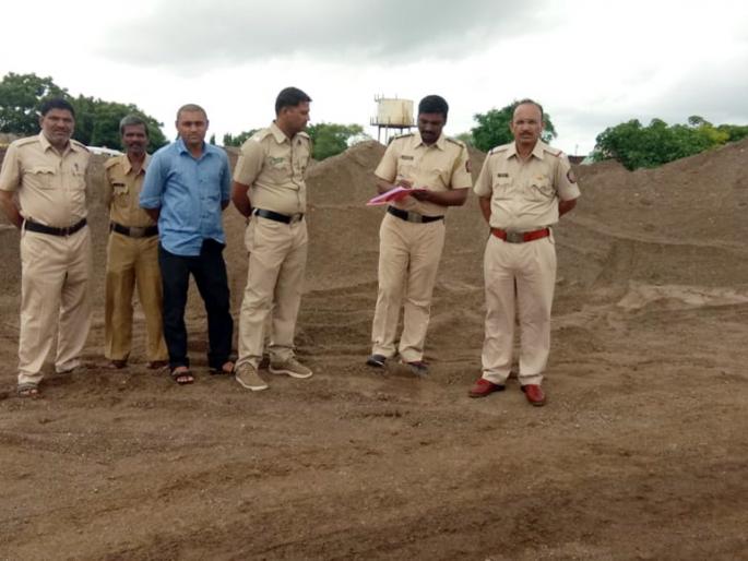 13 lakh rupees worth of sand seized | १३ लाख रूपयांचा वाळूसाठा जप्त 13 lakh rupees worth of sand seized | १३ लाख रूपयांचा वाळूसाठा जप्त