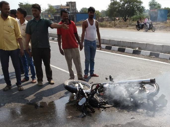 Just hit the spot on the spot | बसच्या धडकेत एक जागीच ठार Just hit the spot on the spot | बसच्या धडकेत एक जागीच ठार