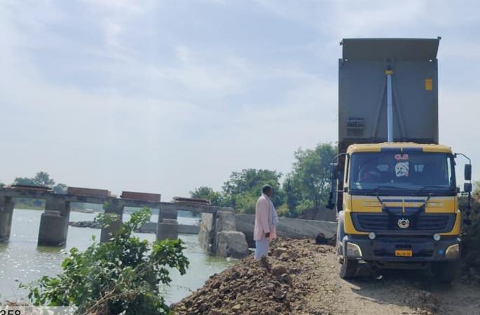 Rural villagers did the work of the dam at their own expense | तांदूळवाडी ग्रामस्थांनी स्वखर्चातून केले बंधाऱ्याचे काम