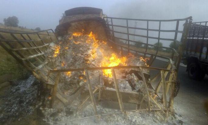 The truck filled with gutka blazed? | गुटख्याने भरलेला ट्रक पेटला की पेटवला ?