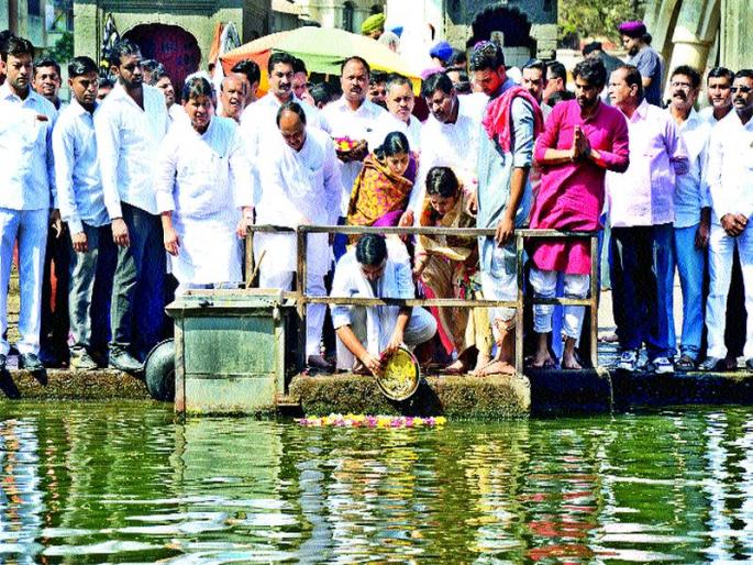 Patangrao Kadam's osteoporosis immersion in Ramkunda | पतंगराव कदम यांच्या अस्थिंचे रामकुंडात विसर्जन Patangrao Kadam's osteoporosis immersion in Ramkunda | पतंगराव कदम यांच्या अस्थिंचे रामकुंडात विसर्जन