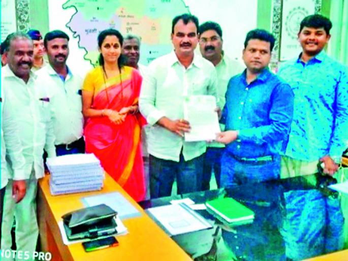 Demand for release of water in Indapur taluka by canal : water supply by tanker | कालव्यातून इंदापूर तालुक्यात पाणी सोडण्याची मागणी : टँकरने पाणीपुरवठा सुरूच Demand for release of water in Indapur taluka by canal : water supply by tanker | कालव्यातून इंदापूर तालुक्यात पाणी सोडण्याची मागणी : टँकरने पाणीपुरवठा सुरूच