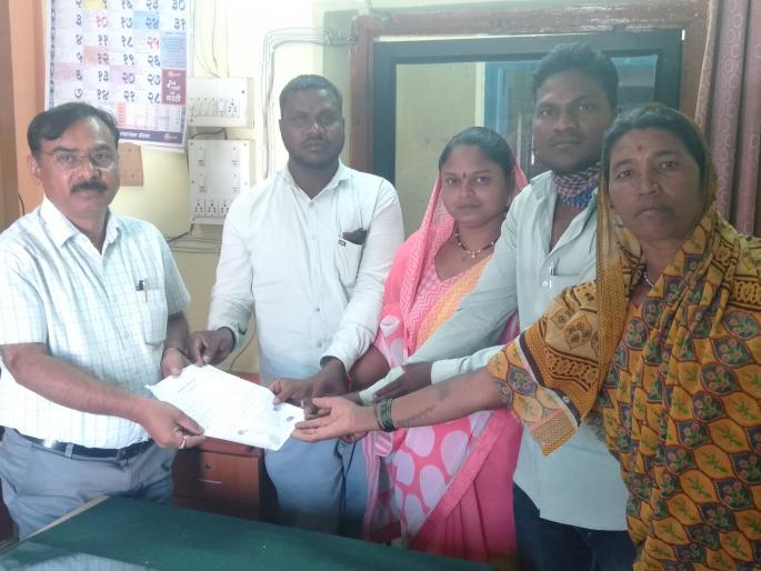 Women march on Panchayat Samiti for water | पाण्यासाठी महिलांचा पंचायत समितीवर मोर्चा Women march on Panchayat Samiti for water | पाण्यासाठी महिलांचा पंचायत समितीवर मोर्चा