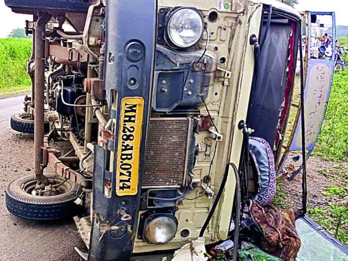 Vehicles carrying laborers overturned Near Shegaon; 20 injured | मजूरांना घेऊन जाणारे वाहन उलटले; २० जण जखमी Vehicles carrying laborers overturned Near Shegaon; 20 injured | मजूरांना घेऊन जाणारे वाहन उलटले; २० जण जखमी