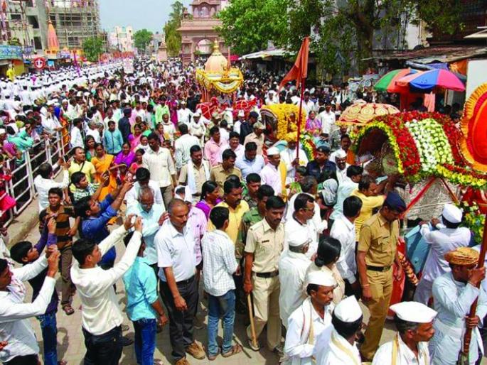 Ashadi Ekadashi in Shegaon; Devotee take darshan of Gajanan Maharaj | संतनगरीत आषाढी एकादशी; भक्त श्री चरणी नतमस्तक Ashadi Ekadashi in Shegaon; Devotee take darshan of Gajanan Maharaj | संतनगरीत आषाढी एकादशी; भक्त श्री चरणी नतमस्तक
