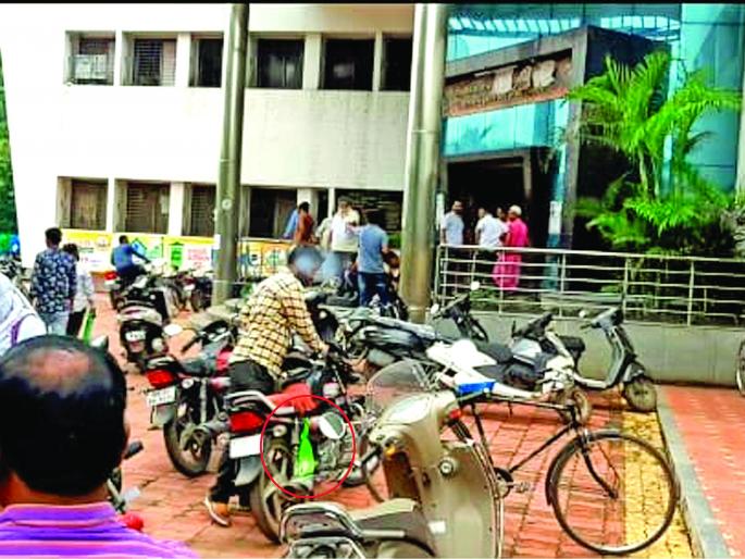 Use of plastic bags in Kamgaon Municipal premises! | खामगाव पालिका आवारातच प्लास्टिक पिशव्यांचा वापर! Use of plastic bags in Kamgaon Municipal premises! | खामगाव पालिका आवारातच प्लास्टिक पिशव्यांचा वापर!