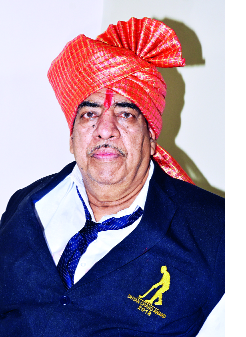 A dudamama that recognizes the rug by sight | नजरेनेच रग ओळखणारे दादूमामा A dudamama that recognizes the rug by sight | नजरेनेच रग ओळखणारे दादूमामा