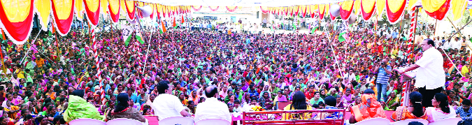 Hasan Mushrif said, be my mother and my sister ... | हसन मुश्रीफ म्हणाले, माता-भगिनी बनून माझा सांभाळ करा... Hasan Mushrif said, be my mother and my sister ... | हसन मुश्रीफ म्हणाले, माता-भगिनी बनून माझा सांभाळ करा...