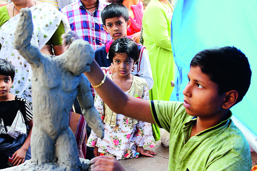 Ranghasur's concert in Kolhapur | कोल्हापुरात रंगली रंगसुरांची मैफिल Ranghasur's concert in Kolhapur | कोल्हापुरात रंगली रंगसुरांची मैफिल
