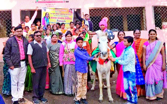 Jalgaon B Lucky at school | जळगाव बु. शाळेत सन्मान लेकीचा