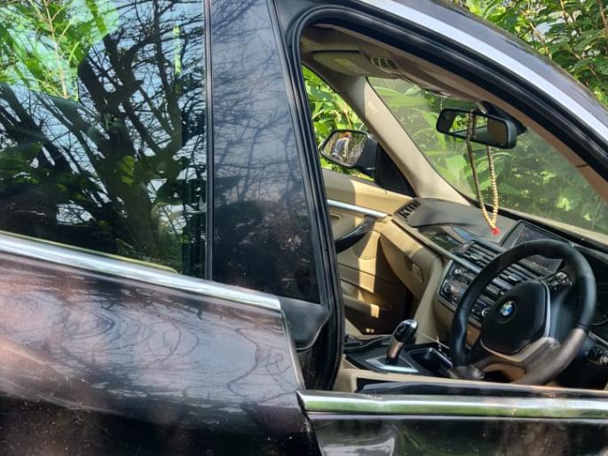 The car collapsed in the surrounding area and the accident occurred due to the driver's control | आंबेनळी घाटात कार दरीत कोसळली, चालकाचे नियंत्रण सुटल्याने अपघात The car collapsed in the surrounding area and the accident occurred due to the driver's control | आंबेनळी घाटात कार दरीत कोसळली, चालकाचे नियंत्रण सुटल्याने अपघात