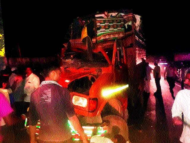 Three people died and three were killed in the tempo-truck crash | वºहाडाचा टेम्पो-ट्रकच्या धडकेत दापूरचे तिघे ठार Three people died and three were killed in the tempo-truck crash | वºहाडाचा टेम्पो-ट्रकच्या धडकेत दापूरचे तिघे ठार