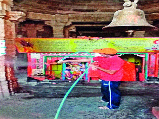 Spraying disinfectant into the nest | घोटीत जंतुनाशकाची फवारणी Spraying disinfectant into the nest | घोटीत जंतुनाशकाची फवारणी