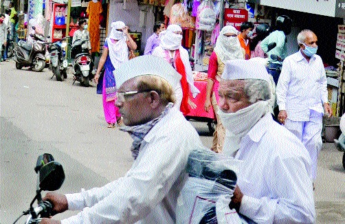 Near the mask, but will not use! | मास्क जवळच, पण वापरणार नाही ! Near the mask, but will not use! | मास्क जवळच, पण वापरणार नाही !