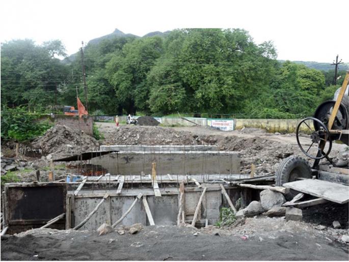 Work on the bridge begins in the rainy season | पुलाचे कामास ऐन पावसाळ्यात सुरुवात Work on the bridge begins in the rainy season | पुलाचे कामास ऐन पावसाळ्यात सुरुवात