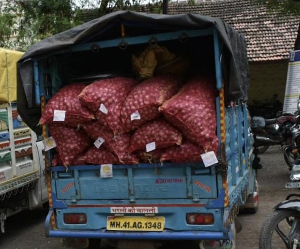 One arrested in onion theft case | कांदा चोरीप्रकरणी मुद्देमालासह एकास अटक One arrested in onion theft case | कांदा चोरीप्रकरणी मुद्देमालासह एकास अटक