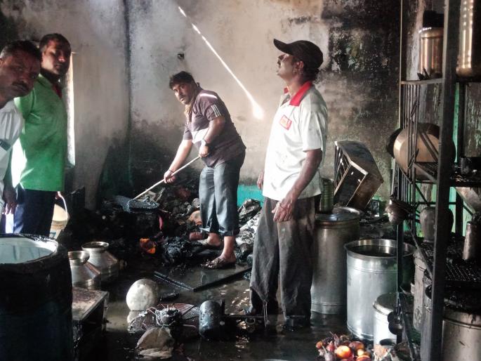 In Nandurshingot, fire destroys worldly literature | नांदूरशिंगोटेत आगीत संसारोपयोगी साहित्य खाक In Nandurshingot, fire destroys worldly literature | नांदूरशिंगोटेत आगीत संसारोपयोगी साहित्य खाक