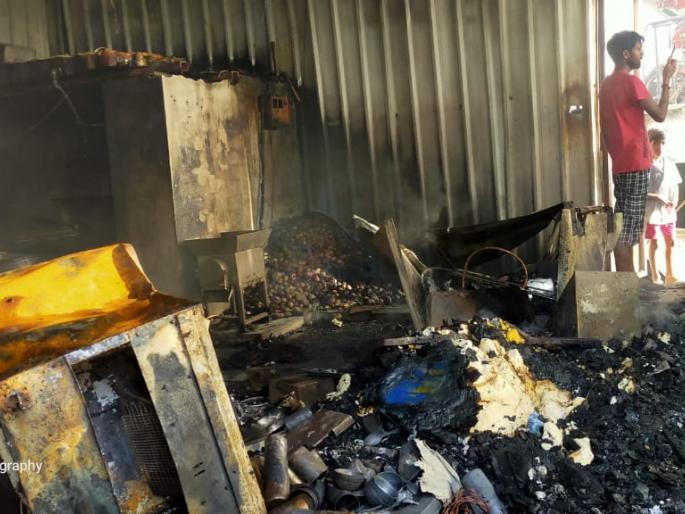 Two shops were gutted in a fire near Gonde Fateh | गोंदे फाट्याजवळ आगीत दोन दुकाने भस्मसात Two shops were gutted in a fire near Gonde Fateh | गोंदे फाट्याजवळ आगीत दोन दुकाने भस्मसात