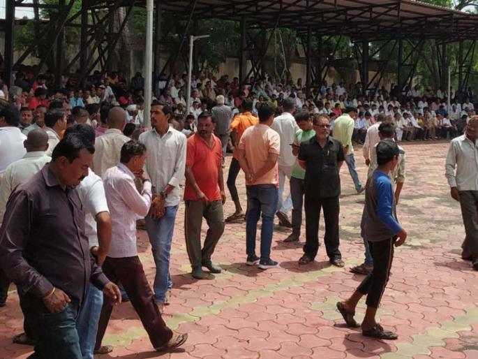 A flood of tears broke out at the Martyrs' Amardham due to the funeral of the deceased | अपघातातील मृतांवर अंत्यसंस्कारामुळे शहाद्यातील अमरधाममध्ये अश्रूंचा महापूर A flood of tears broke out at the Martyrs' Amardham due to the funeral of the deceased | अपघातातील मृतांवर अंत्यसंस्कारामुळे शहाद्यातील अमरधाममध्ये अश्रूंचा महापूर