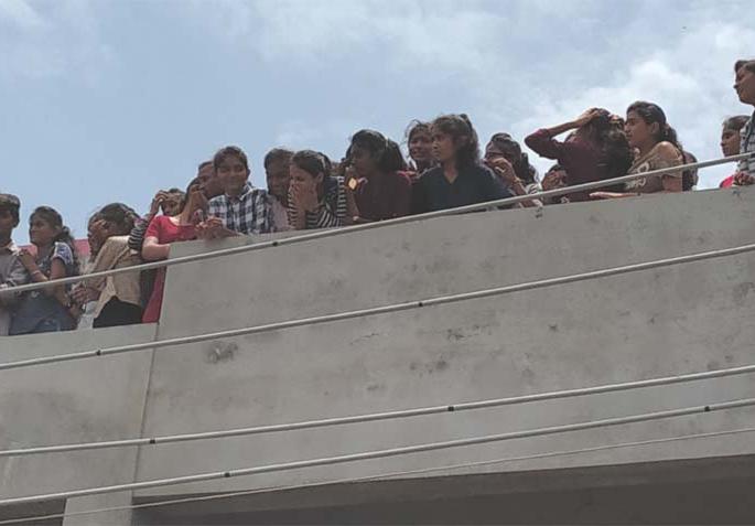 A mournful atmosphere throughout the day | शहाद्यात दिवसभर शोकाकूल वातावरण A mournful atmosphere throughout the day | शहाद्यात दिवसभर शोकाकूल वातावरण