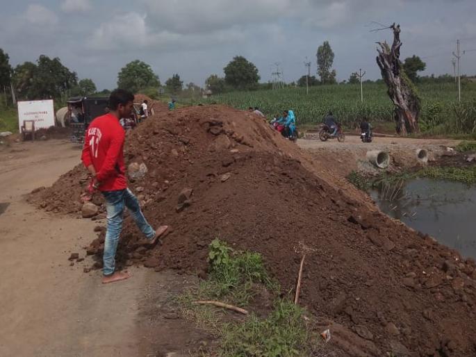 People's initiative to start the highway | महामार्ग सुरू करण्यासाठी लोकांचा पुढाकार People's initiative to start the highway | महामार्ग सुरू करण्यासाठी लोकांचा पुढाकार