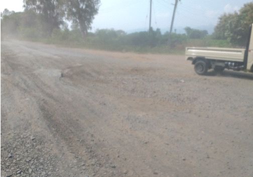 Kingdom of potholes on the road from Taloda to Gujarat border | तळोदा ते गुजरात हद्दीपर्यंतच्या रस्त्यावर खड्ड्यांचे साम्राज्य Kingdom of potholes on the road from Taloda to Gujarat border | तळोदा ते गुजरात हद्दीपर्यंतच्या रस्त्यावर खड्ड्यांचे साम्राज्य