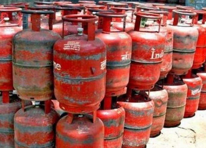 Three thousand cylinders are delivered every day from the six agencies of the district | जिल्ह्यातील १७ एजन्सींकडून दर दिवशी पोहोचवले जाताहेत तीन हजार सिलींडर Three thousand cylinders are delivered every day from the six agencies of the district | जिल्ह्यातील १७ एजन्सींकडून दर दिवशी पोहोचवले जाताहेत तीन हजार सिलींडर