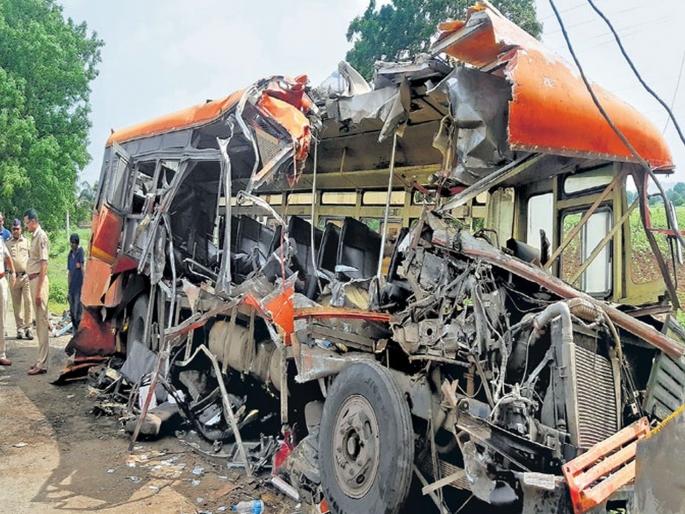 Two kilometers from the village, 'them' reached death | गावापासून दोन किलोमीटरवर ‘त्यांना’ मृत्युने गाठल Two kilometers from the village, 'them' reached death | गावापासून दोन किलोमीटरवर ‘त्यांना’ मृत्युने गाठल