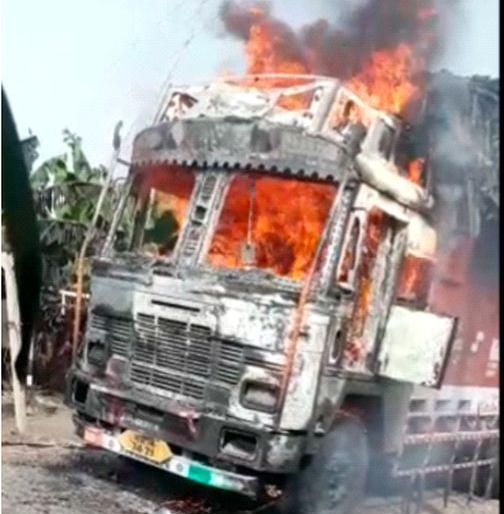 When a truck parked in a field suddenly ignites ... | शेतात उभा ट्रक अचानक पेटतो तेव्हा... When a truck parked in a field suddenly ignites ... | शेतात उभा ट्रक अचानक पेटतो तेव्हा...