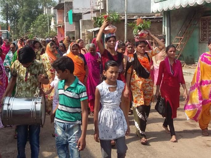 Raniqajal mother's leg to give a begging rain | दडी मारलेल्या पावसाने हजेरी द्यावी म्हणून राणीकाजल मातेची पायी वारी Raniqajal mother's leg to give a begging rain | दडी मारलेल्या पावसाने हजेरी द्यावी म्हणून राणीकाजल मातेची पायी वारी