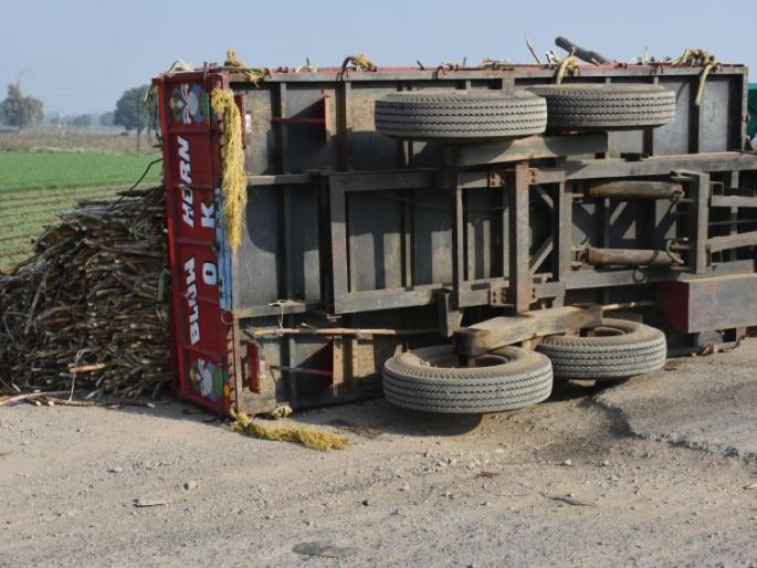 Increase in accidents due to inadequate road work | रस्त्याच्या अपुर्ण कामांमुळे अपघातांमध्ये वाढ Increase in accidents due to inadequate road work | रस्त्याच्या अपुर्ण कामांमुळे अपघातांमध्ये वाढ
