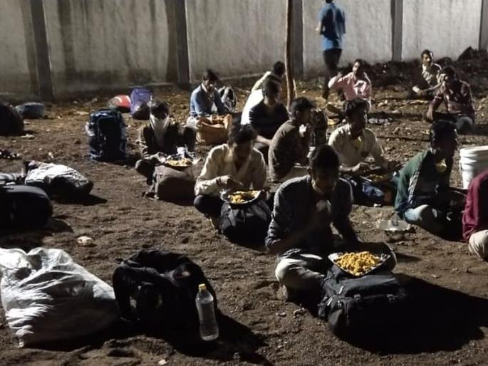 Food for migrants is being provided by the help of service persons | सेवाभावींच्या मदतीतून स्थलांतरीतांना मिळतेय अन्न Food for migrants is being provided by the help of service persons | सेवाभावींच्या मदतीतून स्थलांतरीतांना मिळतेय अन्न