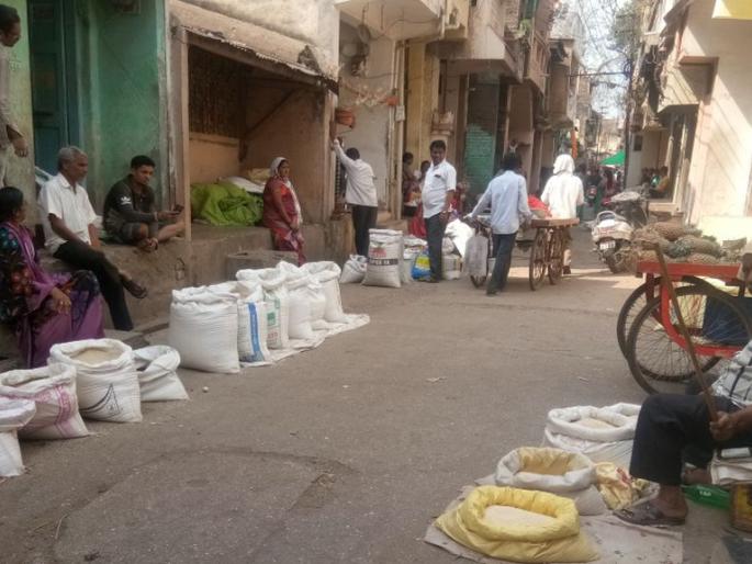 Corona: Careful life is equally sluggish | कोरोना: दक्ष जनजीवन तेवढेच मंदावलेही Corona: Careful life is equally sluggish | कोरोना: दक्ष जनजीवन तेवढेच मंदावलेही