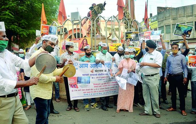 Bell ringing against electricity bill; Holi of Shiv Sena's promise | वीज बिलाविरुद्ध घंटानाद; शिवसेनेच्या वचननाम्याची होळी Bell ringing against electricity bill; Holi of Shiv Sena's promise | वीज बिलाविरुद्ध घंटानाद; शिवसेनेच्या वचननाम्याची होळी