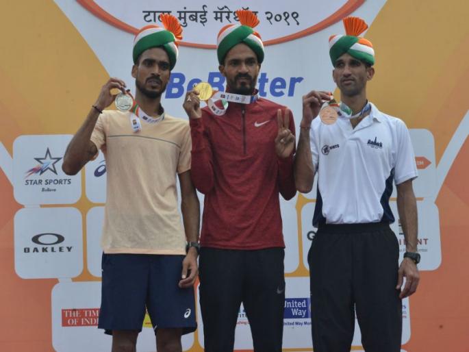 Mumbai Marathon: got the medal, but the mobile lost! | मुंबई मॅरेथॉन : पदक मिळवलं, पण मोबाईल गेला! Mumbai Marathon: got the medal, but the mobile lost! | मुंबई मॅरेथॉन : पदक मिळवलं, पण मोबाईल गेला!