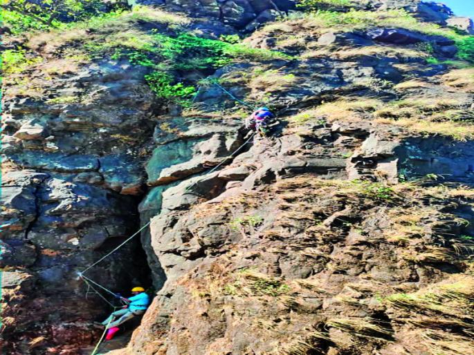 fort lovers trekking sucessfully done on 'Bhamburday Navara' | पुण्यातील दुर्गप्रेमींनी सर केला ‘भांबुर्डे नवरा’ सुळका fort lovers trekking sucessfully done on 'Bhamburday Navara' | पुण्यातील दुर्गप्रेमींनी सर केला ‘भांबुर्डे नवरा’ सुळका