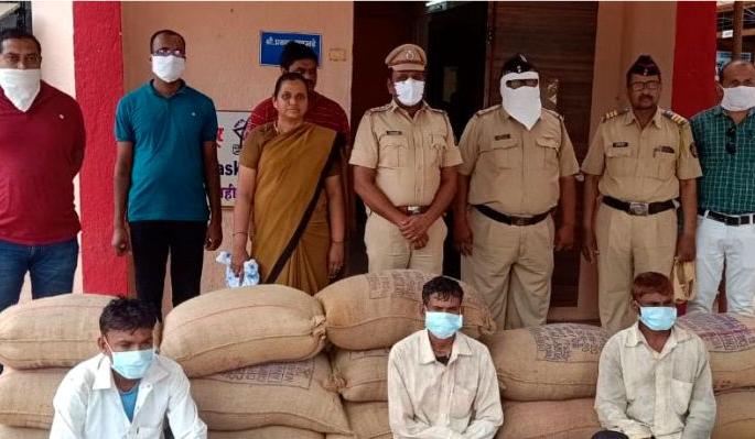 Three accused of stealing bags of sorghum arrested | ज्वारीची पोती चोरणाऱ्या तीन आरोपींना अटक