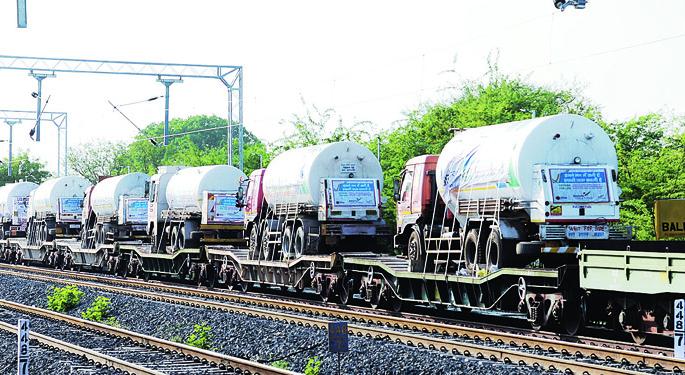 Oxygen Express reached Solapur after traveling 1800 km in 20 hours | २० तासात तब्बल १८०० किलोमीटर प्रवास करून सोलापुरात पोहोचली ऑक्सीजन एक्सप्रेस Oxygen Express reached Solapur after traveling 1800 km in 20 hours | २० तासात तब्बल १८०० किलोमीटर प्रवास करून सोलापुरात पोहोचली ऑक्सीजन एक्सप्रेस