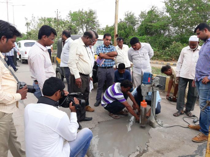 The 'those' roads in Paithan | पैठणमधील ‘त्या’ रस्त्याचा अधिकाऱ्यांकडून ‘पंचनामा’ The 'those' roads in Paithan | पैठणमधील ‘त्या’ रस्त्याचा अधिकाऱ्यांकडून ‘पंचनामा’