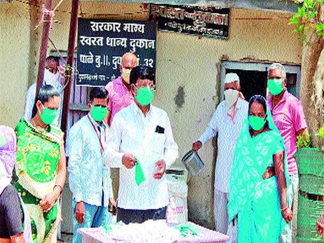 Mask, sanitizer, to the villagers of Pale | पाळे येथील ग्रामस्थांना मास्क, सॅनिटायझर Mask, sanitizer, to the villagers of Pale | पाळे येथील ग्रामस्थांना मास्क, सॅनिटायझर