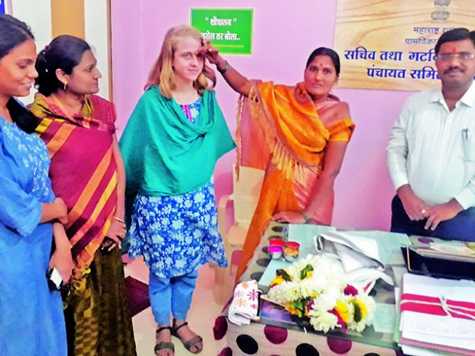 She reached Pandharpur directly from the US to learn about the functions of the Gram Panchayats | ग्रामपंचायतींचा कारभार जाणून घेण्यासाठी तिने गाठले अमेरिकेहून थेट पंढरपूर She reached Pandharpur directly from the US to learn about the functions of the Gram Panchayats | ग्रामपंचायतींचा कारभार जाणून घेण्यासाठी तिने गाठले अमेरिकेहून थेट पंढरपूर